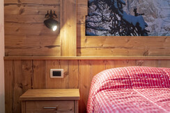 apt_pordoi_letto_comodino