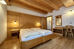 Camera tripla - app. 1