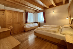 Camera tripla - app. 1