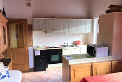 Dobře vybavená kuchyně s varnou deskou