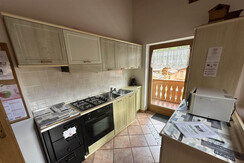 Světlá kuchyně s přístupem na balkon