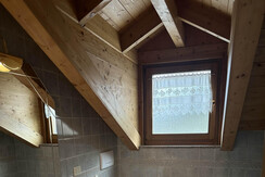 Koupelna s vanou a oknem