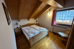 Podkrovní manželský pokoj s oknem