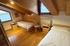 Podkrovní pokoj s jednolůžky a okny