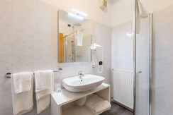 6-Eden-Marone-camera