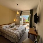 Foto di Camera std. matr.con balcone e vista BB