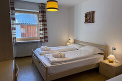 Camera da letto matrimoniale con letto singolo