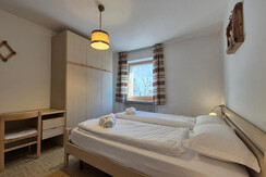 Camera da letto matrimoniale con letto singolo