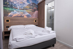 Hi Hotel - single room standard with balcony (1)