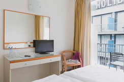 HOLIDAY-camera-economy-8-min