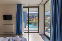 HOLIDAY_poolconvista