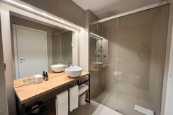 Deluxe-hotel-america-bathroom