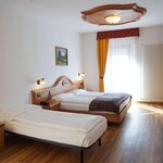  Foto von Vierbettzimmer, Dusche, WC, Bergseite