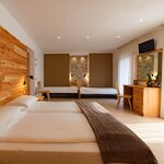  Foto von Vierbettzimmer, Dusche, WC, Bergseite