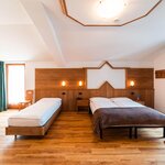  Foto von Vierbettzimmer, Dusche, WC, Bergseite