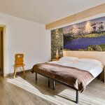  Foto von Familienzimmer Paganella, Dusche, WC, Bergseite