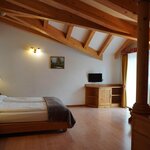  Foto von Dreibettzimmer, Dusche, WC, Bergseite