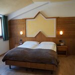  Foto von Dreibettzimmer, Dusche, WC, Bergseite