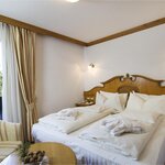  Фото 2-местный номер, ванна, туалет, с видом на дорогу