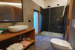 bagno camera suite con doccia grande