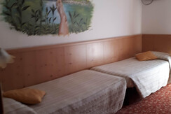 camera comunicante famigliare con un bagno