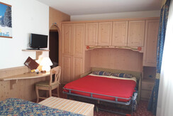 camera famigliare piccola con divano letto