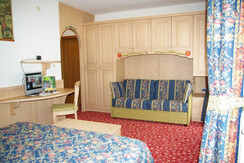 camera famigliare piccola con divano letto