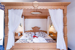 hotel vienna stanza con baldacchino