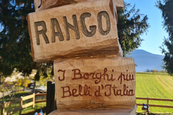 scultura in legno di un'artista del luogo