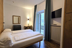 stanza 104 letto e lago lum rid