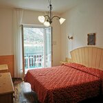  foto van Driepersoonskamer, douche of bad, WC, uitzicht op het meer