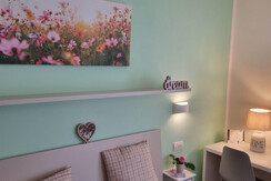 Foto dettaglio letto e angolo B&B