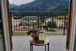 Foto tavolino con sfondo vista balcone B&B