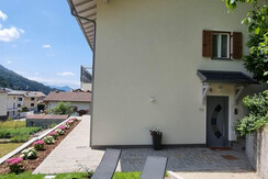 foto lato ingresso con giardino e sedie a sdraio