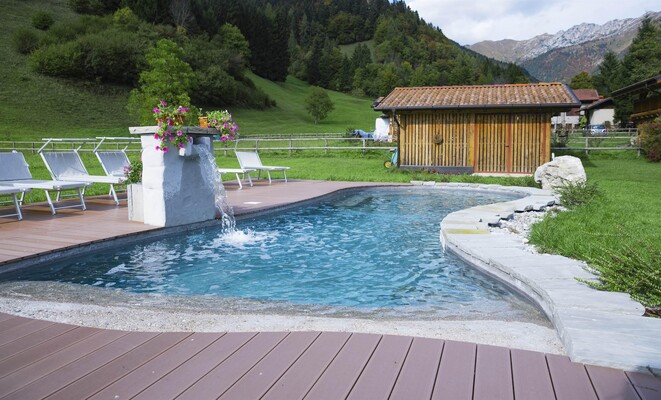 piscina verso montagne stretta