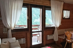 soggiorno con angolo cottura e zona pranzo