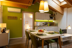 Ampio tavolo da pranzo