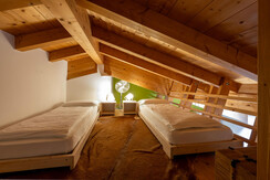 Soppalco in legno sopra il soggiorno