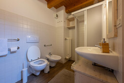 Bagno moderno con doccia