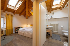 Camera accogliete con soffitto il legno