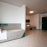  Photo of 5-bed room family