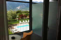 Ampio balcone vista piscina