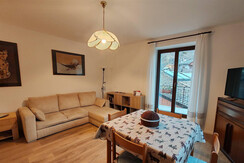 Soggiorno e tavolo della cucina