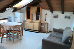 divano e tavolo cucina bilocale