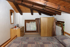 camera matrimoniale con finestre