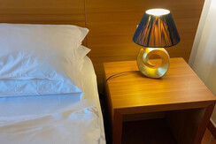 comodino con lume di design