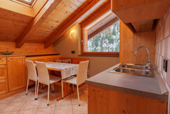 Cucina con soggiorno