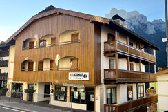 A1212627-B948-4D28-8F57-BC6C788C3BB4