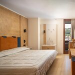  Foto von Superior mit Balkon und Badewanne