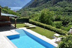 piscina e lago ridotta